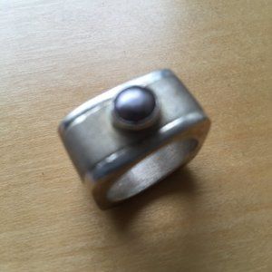 Sterling silver "squared" ring with grey pearl